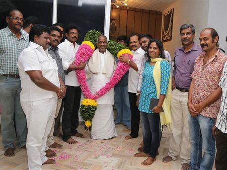 'உலகின் மிகச் சிறந்த இசையமைப்பாளர்' இளையராஜாவுக்கு பத்திரிகையாளர்கள் மாலை அணிவித்து மரியாதை!