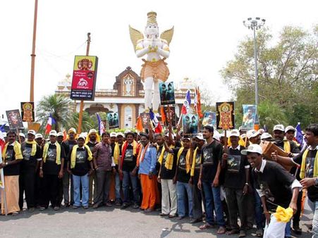 கோச்சடையான் வெற்றிபெற வேண்டி 200 ரசிகர்கள் திருமலைக்கு நடைபயணம்!