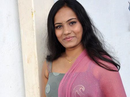 நடிகை சுஜிபாலாவின் கொலை மிரட்டல் புகார்: கைதாகிறார் இயக்குனர்!