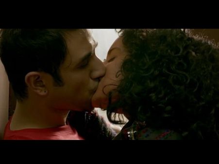 ‘கொலை வெறி லிப்லாக்‘... ஹீரோ உதட்டைக் குதறிய ‘ரிவால்வர் ராணி’ கங்கணா ரனாவத்