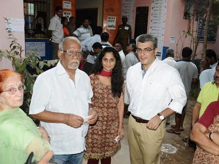 மனைவி ஷாலினியுடன் வரிசையில் நின்று வாக்களித்த அஜீத்