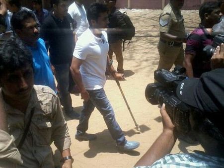 காலில் காயத்துடன் வந்து வாக்களித்த சூர்யா!