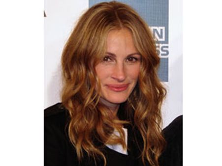 ஜூலியாவுக்கு ஆஸ்கர் வாங்கிக் கொடுத்த வாங்கிய பிரா, பேண்டீஸை ஏலம்!