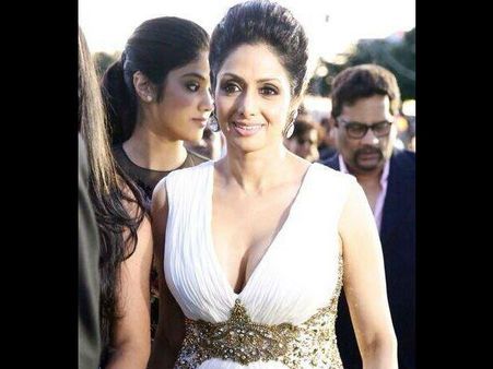 விருது விழாவில் கவர்ச்சியில் கண்ணை கூச வைத்த நடிகைகள்