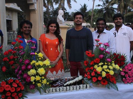 கத்தி படப்பிடிப்பில் பிறந்த நாள் கொண்டாடிய சமந்தா - கேக் ஊட்டி வாழ்த்துச் சொன்ன விஜய்!