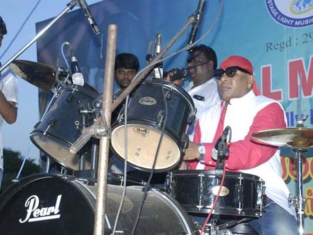 1000 ட்ரம்ஸ் கலைஞர்களுடன் நிகழ்ச்சி நடத்திய சிவமணி