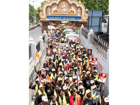 கோச்சடையான் வெற்றிக்காக ராமேஸ்வரம் கோயிலில் ரசிகர்கள் நடத்திய 1008 சங்கு பூஜை!