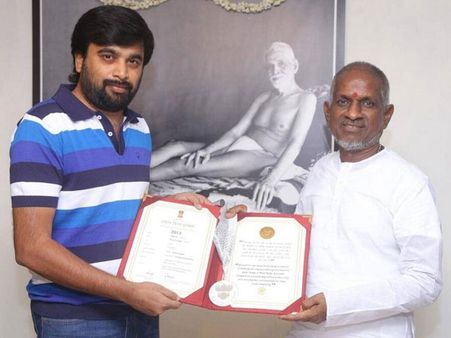 தலைமுறைகள் பட தேசிய விருதினை இளையராஜாவிடம் கொடுத்து ஆசிபெற்ற சசிகுமார்!
