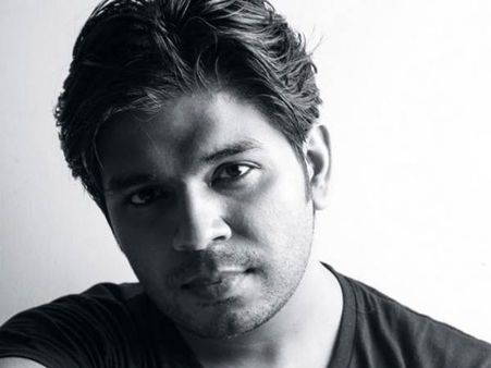 இளம்பெண்ணை கத்தி முனையில் பலாத்காரம் செய்த இந்தி பாடகர் அங்கித் திவாரி கைது