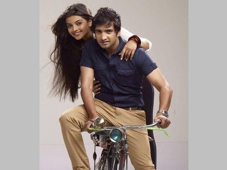 சந்தானத்தின் வல்லவனுக்கு புல்லும் ஆயுதம் - ஸ்டுடியோ கிரீன் வெளியிடுகிறது!