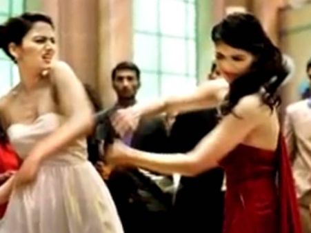 டிவி நிகழ்ச்சியில் சக நடிகைக்கு பளார் விட்ட இந்தி நடிகை