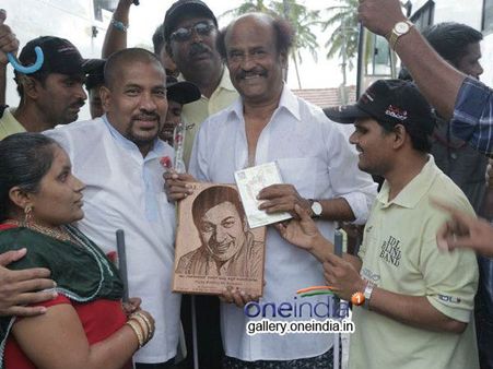 மைசூரில் பார்வையற்ற மாணவர்களைச் சந்தித்த ரஜினி!