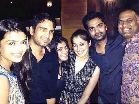 வல்லவனுக்கு புல்லும் ஆயுதம் சக்ஸஸ் (சரக்கு) பார்ட்டியில் சந்தானம், சிம்பு & நடிகைகள்!