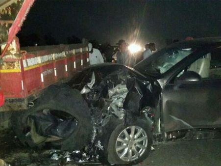 டிராக்டர் மீது மோதி அப்பளமாக நொறுங்கிய கார்: ஸ்ரீதேவியின் கணவர் காயம்