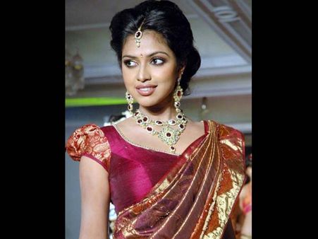 சிவப்புநிற காஞ்சிப்பட்டுப் புடவையில் மணப்பெண்ணாக ஜொலிக்கப்போகும் அமலாபால்