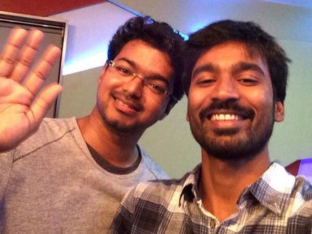 கத்தி படத்தில் விஜய்க்காக பாட்டெழுதும் 'கவிஞர்' தனுஷ்!