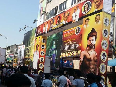 கோச்சடையான் பார்க்க வருபவர்களுக்கு இனிப்பு வழங்கும் ரஜினி ரசிகர்கள்.. இரண்டாம் நாளும் தொடருது!