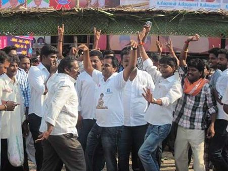 கோச்சடையான் வெளியீடு... திரையரங்குதோறும் திருவிழா கோலம்... ரசிகர்கள் பாலாபிஷேகம்!