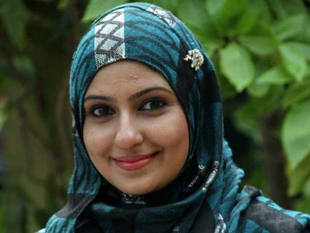 அழகி மோனிகா இஸ்லாம் மதத்துக்கு மாறினார்... இனி சினிமாவில் நடிக்க மாட்டாராம்!