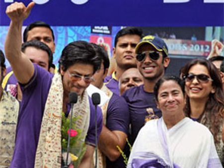 நடிகர் ஷாருக்குக்கு மம்தா பானர்ஜி கொடுத்த “மீன்வறுவல்” விருந்து