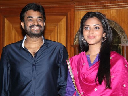 அன்பளிப்பு வேண்டாம்: எபிலிட்டி பவுன்டேஷனுக்கு செக், டி.டி. கொடுங்கள்- அமலா பால், விஜய்