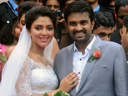 இனிதே நடந்தது இயக்குநர் விஜய் - அமலாபால் நிச்சயதார்த்தம்... 12ம் தேதி சென்னையில் திருமணம்