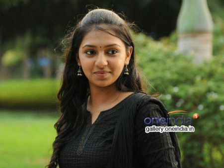 ‘ஒரு ஊர்ல இரண்டு ராஜா’ படம் மூலம் பாடகியாகிறார் லட்சுமிமேனன்