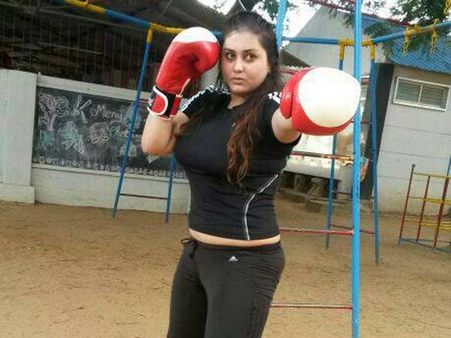 நமீதா குத்துச் சண்டை கற்கிறாரா.. போஸ் கொடுக்கிறாரா?