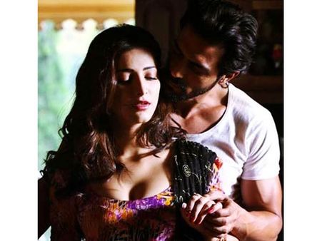 ஸ்ருதி ஹாஸனை விடாமல் துரத்தும் 'டி டே' டப்பிங்குகள்!