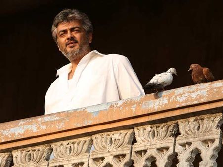 தன் வீட்டு வேலையாட்களுக்கு புது வீடுகள்... அடுத்த மாதம் அன்பளிப்பாகத் தருகிறார் அஜீத்!