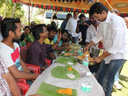 'கத்தி' கடைசி நாள் ஷூட்டிங்... குழுவினருக்கு பிரியாணி பரிமாறி, பரிசு கொடுத்த விஜய்