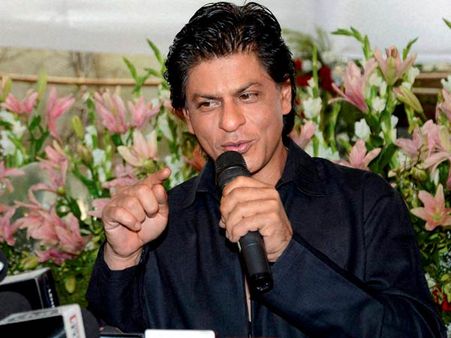 ஷாருக்கானுக்கு கண் ஆபரேஷன்: பயப்படாதீங்க நலமாக உள்ளார்