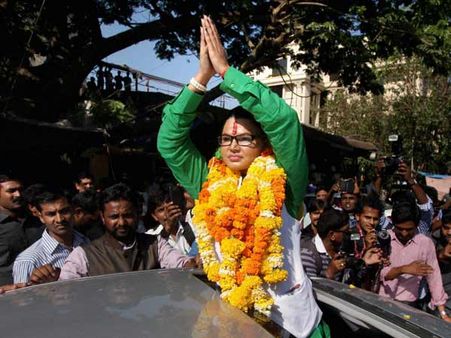 ராஜ் தாக்கரேவை எதிர்த்து போட்டியிட அஞ்சவில்லை: கட்சி தாவிய நடிகை ராக்கி சாவந்த்