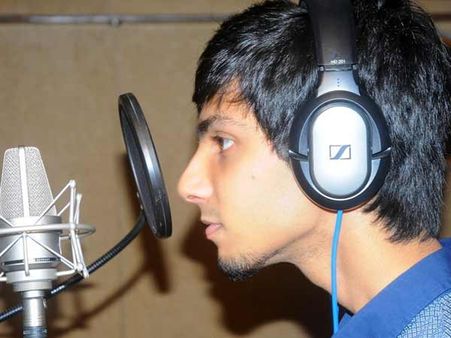 ஐ படத்திற்காக ஏ.ஆர். ரகுமான் இசையில் பாடிய அனிருத்