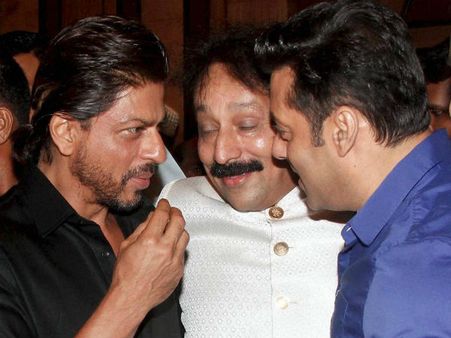 மீண்டும் இப்தார் விருந்தில் கட்டித் தழுவிக் கொண்ட ஷாருக் - சல்மான்!