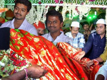 கடப்பா தர்காவில் பிரார்த்தனை செய்த விஜய், ஏ.ஆர். முருகதாஸ்