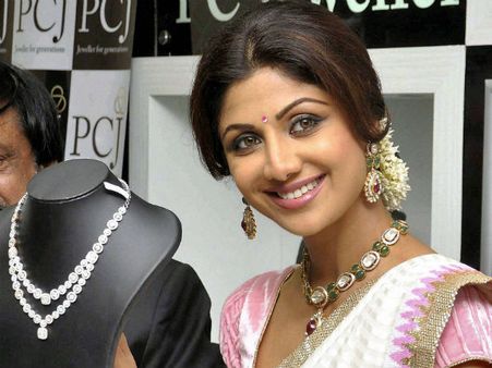 நடிகை ஷில்பா ஷெட்டியிடம் தினமும் ரூ.50 கொடுத்து தங்கம் வாங்கலாம்