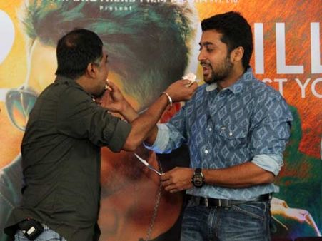 அஞ்சான் டீசருக்கே 'சக்சஸ் மீட்'...! அட இவங்க அலம்பல் தாங்கலப்பா!!