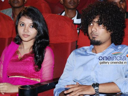 மொக்க பையன் சப்ப பிகர் செம காதல்... ‘ரோஜாப்பூ’!