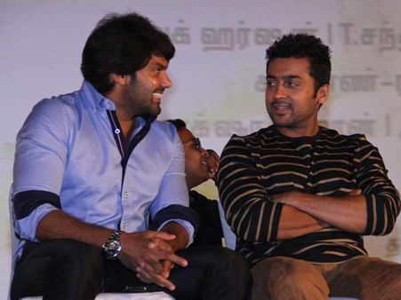 சூர்யாவைப் பார்க்கலாம்... ஆர்யாவைப் பார்க்கலாம்... மாணவிகளை கவர்ந்து வந்த விழாக் குழுவினர்