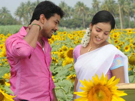 தமிழ் ரசிகர்களின் மனம் பறிக்க இதோ இன்னும் ஒரு மாளவிகா...!