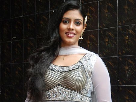 ஒரு ஊர்ல ரெண்டு ராஜா... லட்சுமிமேனன் பாடலுக்கு இனியா டான்ஸ் ஆடுகிறார்!