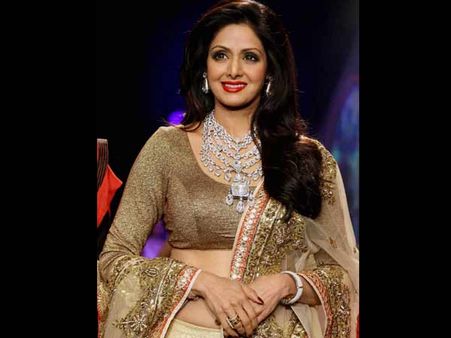 50 வயதானாலும் புதுப்பெண் போன்று கம்பீரமாக ராம்ப் வாக் செய்த ஸ்ரீதேவி