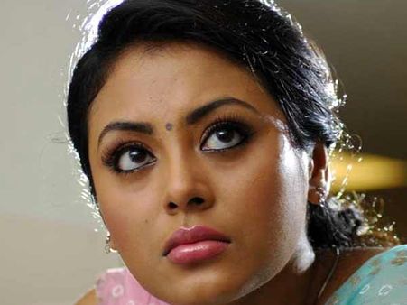 விக்ரம் பிரபு உடன் குத்தாட்டம் போடும் மீனாட்சி