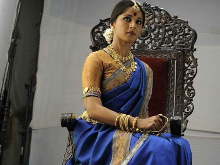 அனுஷ்காவின் ‘ருத்ரமாதேவி’ படப்பிடிப்பில் 1.5 கிலோ தங்க, கவரிங் நகைகள் திருட்டு - 3 பேர் கைது