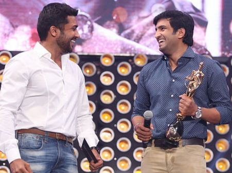 மைக் வைத்து டார்ச்சர் செய்யும் விஜய் டிவி 'டிடி': சொல்கிறார் சந்தானம்