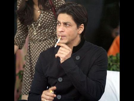 ஒரு நாளைக்கு 100 சிகரெட்டை புஸ்ஸு புஸ்ஸுன்னு ஊதித் தள்ளும் ஷாருக்கான்