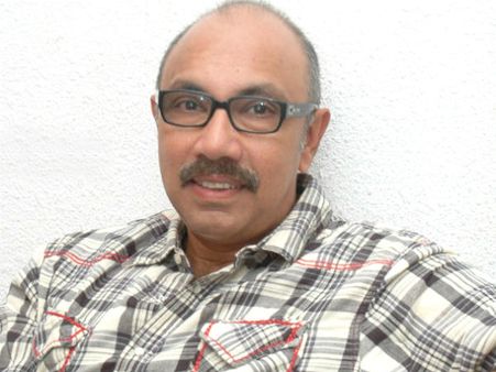 மவுலிவாக்கம் கட்டிட இடிபாட்டில் சிக்கிய நாயை தத்தெடுத்தார் சத்யராஜ்!