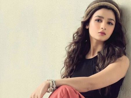 எதிர்பார்ப்பில் 'விஐபி' தனுஷ்: இறங்கி வருவாரா ஆலியா பட்?