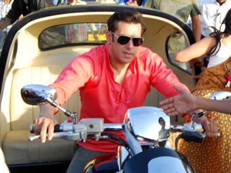 ஆமீரின் 3 இடியட்ஸ் சாதனையை முறியடித்த சல்மான் கானின் கிக்